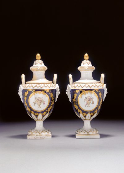 Een paar Chelsea-Derby twee-handled urn-vormige vazen en twee deksels, ca. 1775 door English School