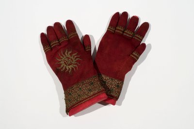 Een paar gebreide zijden handschoenen, mogelijk ooit eigendom van aartsbisschop William Warham, laat 15e of vroeg 16e eeuw door English School