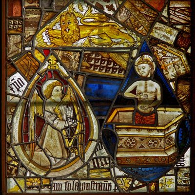 Een paneel in het oostelijke raam met Christus van Medelijden die uit het graf opstaat; ook een muzikale engel met een harp en de leeuw van Sint Marcus tussen fragmenten door English School