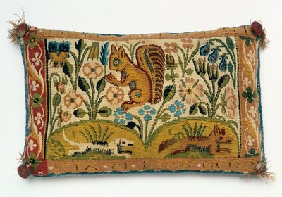Een speldenkussen tapijt paneel met een eekhoorn en motto 