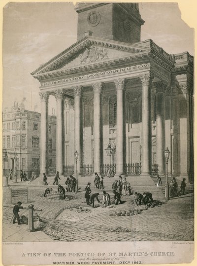 Een uitzicht op het portiek van de St. Martins Kerk door English School