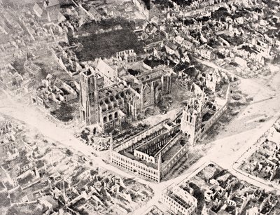 Luchtfoto van Ieper in 1915 na de Eerste en Tweede Slag om Ieper, uit 