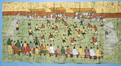 Afrikaanse batik die een voetbalwedstrijd illustreert met menigten die toekijken in de tribunes door English School