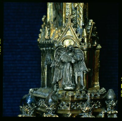Engel die een gitaar speelt met een plectrum, detail van de kromstaf van William of Wykeham (c.1320-1404) (verguld zilver) door English School