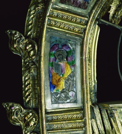 Engel die een draagbaar orgel speelt, detail van de kromstaf van William of Wykeham (c.1320-1404) (verguld zilver en champlevé email) door English School