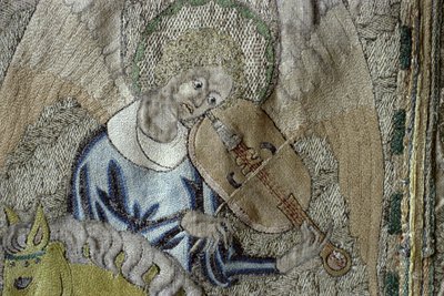 Engel die de altviool speelt, detail van het frontaal van de Steeple Aston Cope, c.1340s door English School
