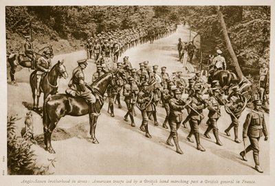Angelsaksische broederschap in wapens: Amerikaanse troepen geleid door een Britse band marcheren langs een Britse generaal in Frankrijk door English School