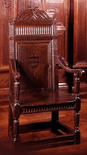 Armstoel beschilderd met wapenschild omgeven door tandlijstornament, Yorkshire, vroege 17e eeuw (eik) door English School