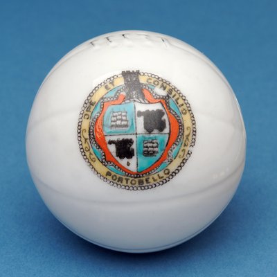 Amoriaal souvenir miniatuurvoetbal met decoratieve transfer van het Portobello schild door English School