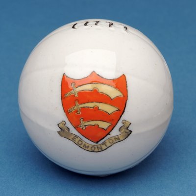 Amoriaal souvenir miniatuurvoetbal met transfer van het Edmonton wapen door English School