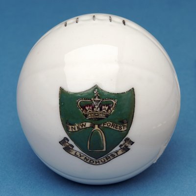 Amoriaal souvenir miniatuurvoetbal met transfer van het Lyndhurst, New Forest wapen door English School