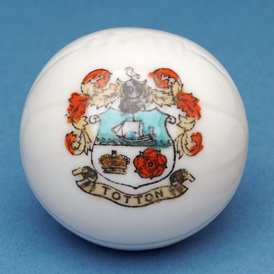 Amoriaal souvenir miniatuurvoetbal met transfer van het Totton wapen door English School