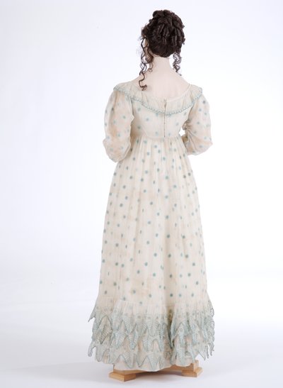 Achteraanzicht van een dagjurk, ca. 1815 (katoenen mousseline geborduurd met blauwe wol) door English School
