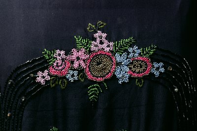 Kraaldetail van een vrouwenjurk, ca. 1925-27 (kunstzijde met kralen) (detail) door English School