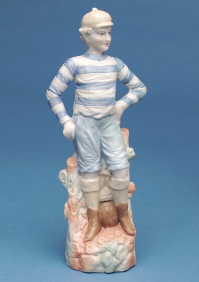 Bisque figuur van een jongen voetballer in blauw-wit gestreepte outfit, ca. 1890s (keramiek) door English School