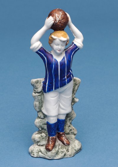 Bisque figuur van een voetballer die de bal ingooit (keramiek) door English School