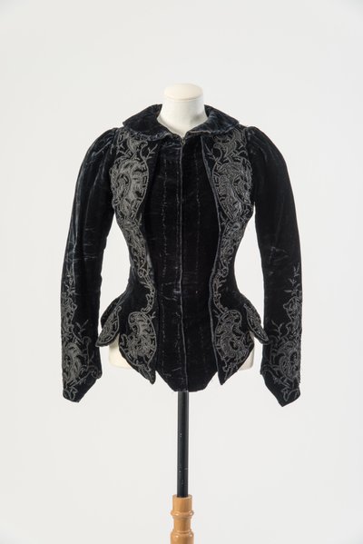 Zwart fluwelen jasje geborduurd met aangebrachte zwarte zijde en metalen kralen, eind jaren 1890 door English School