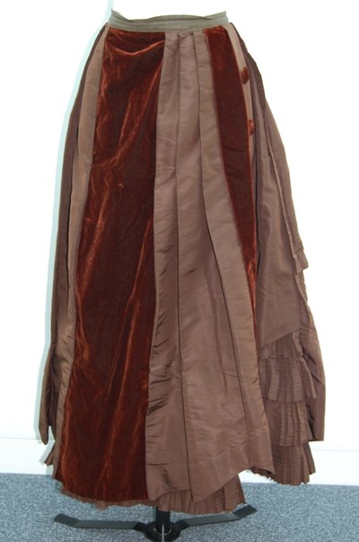 Bruine jurk (rok en klein jasje), ca. 1875 (zijde satijn) door English School