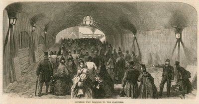 Charing Cross Station, Londen: Overdekte weg naar het perron door English School