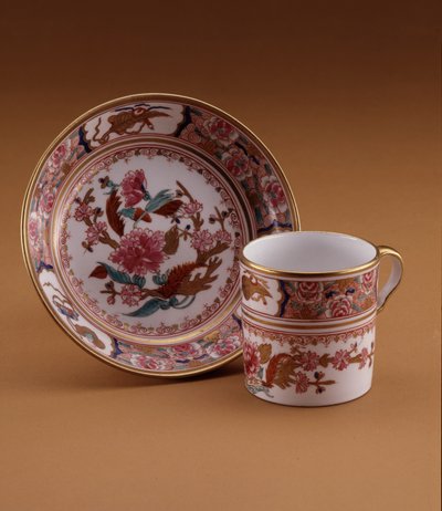 Koffiekop en schotel in Chinese stijl, Spode, Staffordshire, ca. 1800 door English School