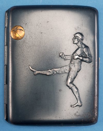 Sigarettenkoker met een voetballer die een gouden bal in de lucht schopt, ca. 1880 door English School