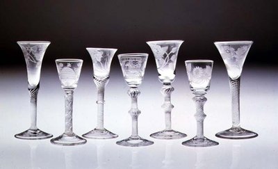Collectie gegraveerde glazen met ondoorzichtige en luchtgedraaide stelen door English School
