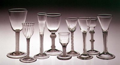 Collectie glazen met ondoorzichtige gedraaide stelen, 1760-75 door English School
