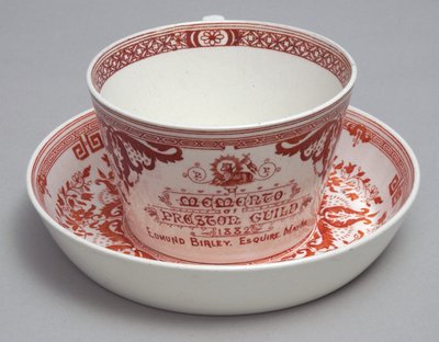 Herdenkings theekop en schotel met de tekst A Memento of Preston Guild 1882, Minton, Engeland, ca. 1882 door English School