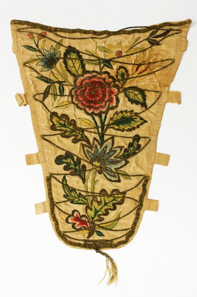Crème stomacher geborduurd met een boeket bloemen in gekleurde en vergulde zilverdraad, ca. 1700-50 door English School