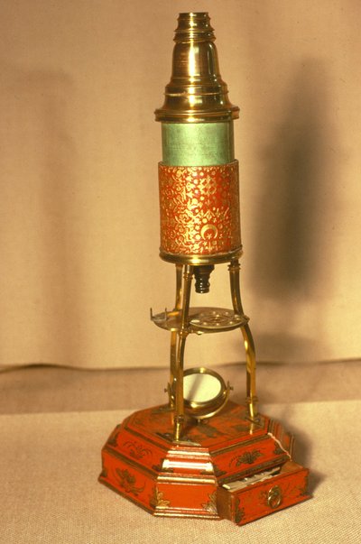 Culpeper-stijl microscoop, met chinoiserie stijl basis en goudgegraveerd lichaam (hout, messing en goud) door English School