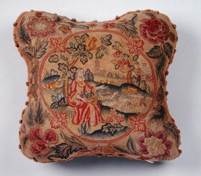 Kussen, geborduurd in petit point, met een vrouw in een landschap door English School