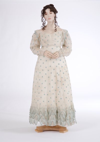 Dagjurk, ca. 1815 (katoenen mousseline geborduurd met blauwe wol) door English School