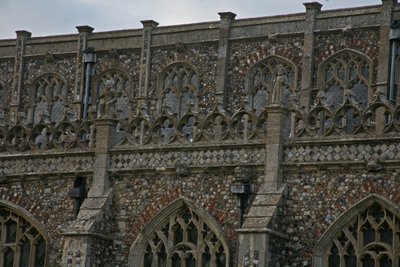 Met een detail aan de zuidkant van de kerk door English School