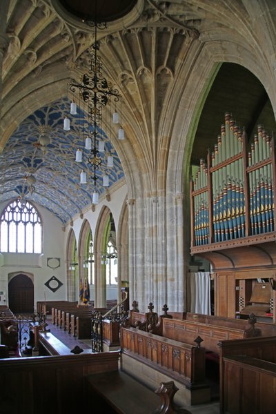 Afbeelding van een uitzicht op de kerk van Axbridge - interieur door English School