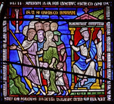 Detail van een van de Bijbelramen met de farao die de Israëlieten bekijkt door English School