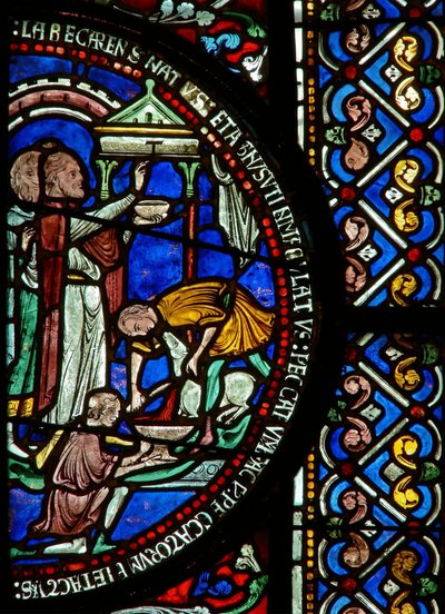 Detail uit het oostelijke raam van de Trinity Chapel met het Pascha en het Tau-teken door English School