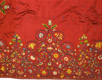 Detail van een belangrijke rok of onderrok van karmozijnrode zijde, naar verluidt geborduurd door Mary, Queen of Scots voor Queen Elizabeth I terwijl ze gevangen zat in Hardwick door English School