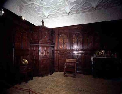 Detail van het eikenhouten lambrisering in de Ingelegde Kamer door English School