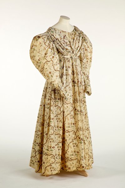 Jurk bedrukt met een bloemen- en takontwerp op crème geweven stof met rasterpatroon in het weefsel, ca. 1830-35 door English School
