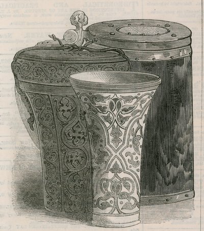 Drinkvaten: The Luck of Eden Hall, met leren koffer voor hetzelfde, en een houten peg tankard door English School