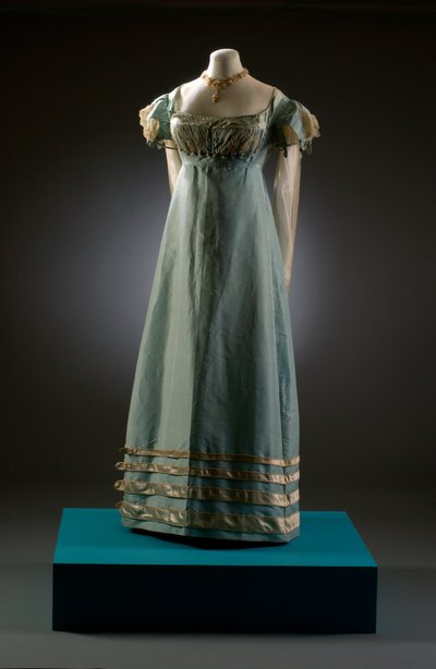 Eendenblauwe avondjurk met crèmekleurige mouwen, ca. 1819 door English School