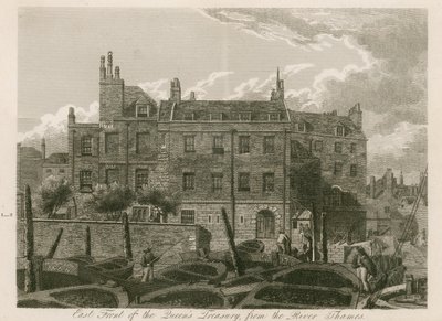 Oostelijke voorzijde van de Queens Treasury vanaf de rivier de Theems door English School
