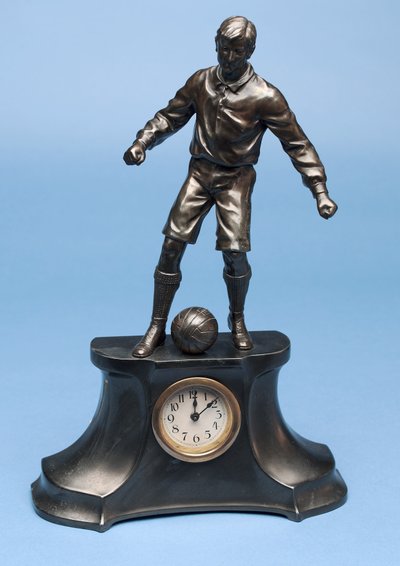 Voetballer, onderdeel van een klokset door English School
