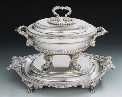 Zilveren terrine in George III-stijl met dienblad door English School