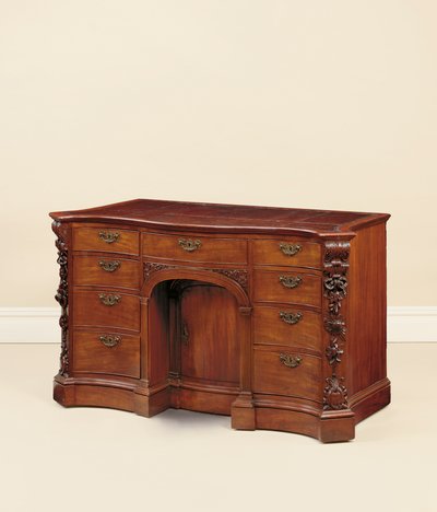 George III kniestoel bureau, toegeschreven aan Wright & Elwick, ca. 1760 door English School