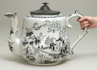 Reusachtige theepot met zwart transferontwerp door English School