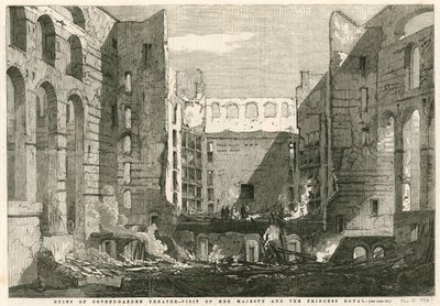 Hare Majesteit, vergezeld door de Prinses Royal, bezoekt de ruïnes van Covent Garden Theatre, Londen door English School