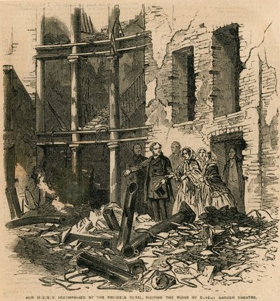 Hare Majesteit, vergezeld door de Prinses Royal, bezoekt de ruïnes van Covent Garden Theatre, Londen door English School