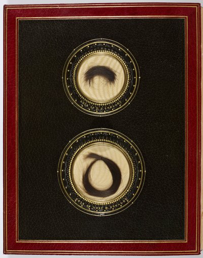 Binnenkant vooromslag, met haarlokken van Percy Bysshe Shelley en zijn vrouw Mary Shelley door English School