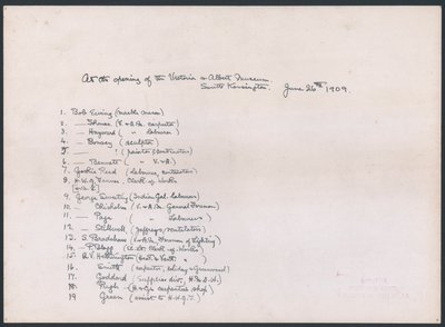 Sleutel tot een foto van een groep arbeiders die het adres aan Koning Edward VII presenteerden bij de opening van het Victoria en Albert Museum door English School